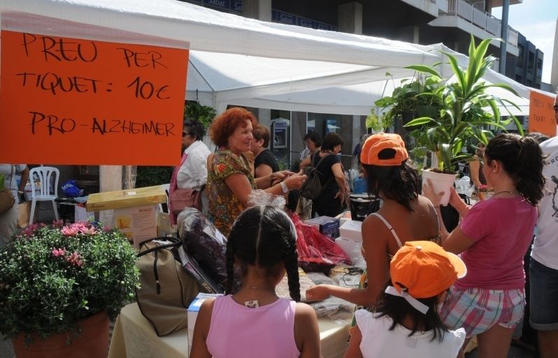 Nens en una carpa el Dia Mundial de l'Alzheimer. FOTO: D. Fernández