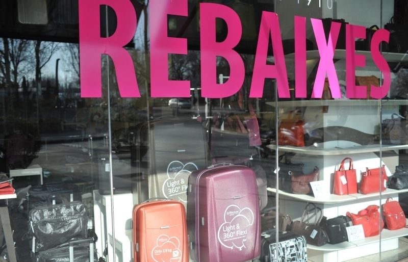 Un aparador en campanya de rebaixes. FOTOS: A. Bernal