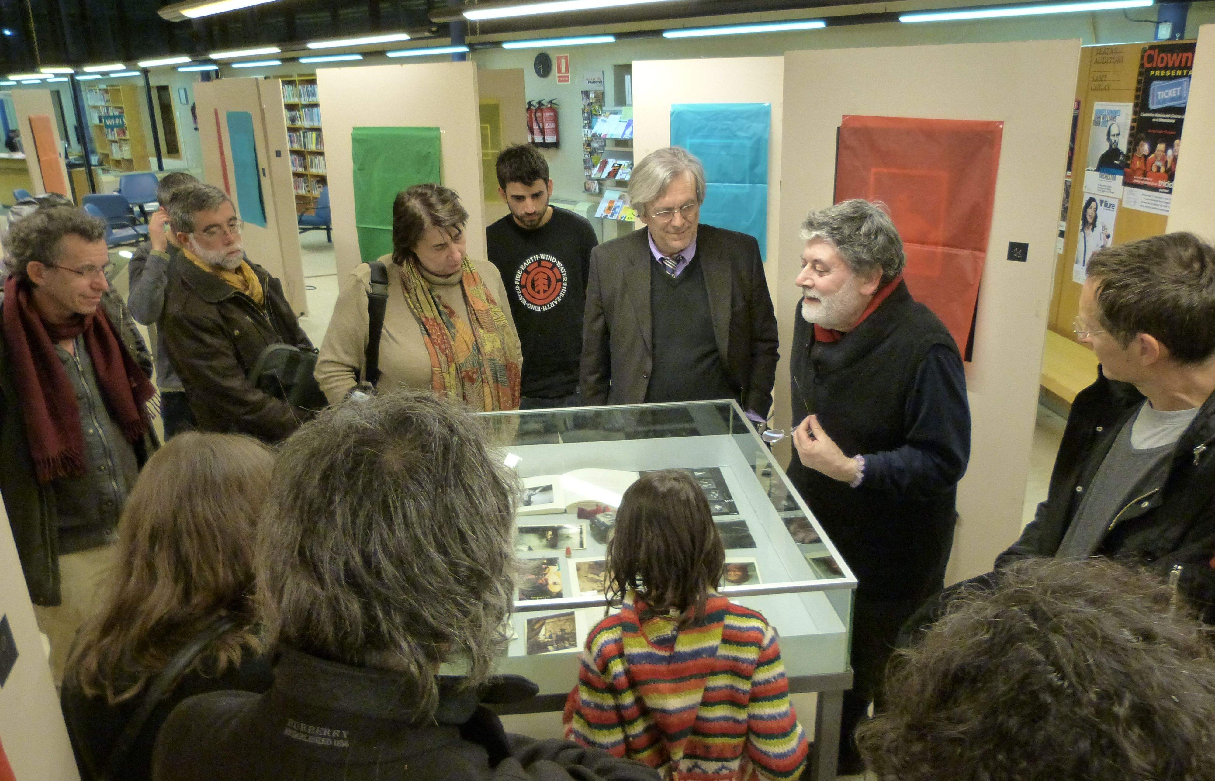 Pep Pujol explicant els objectes d'una de les vitrines. FOTO: B. Bella
