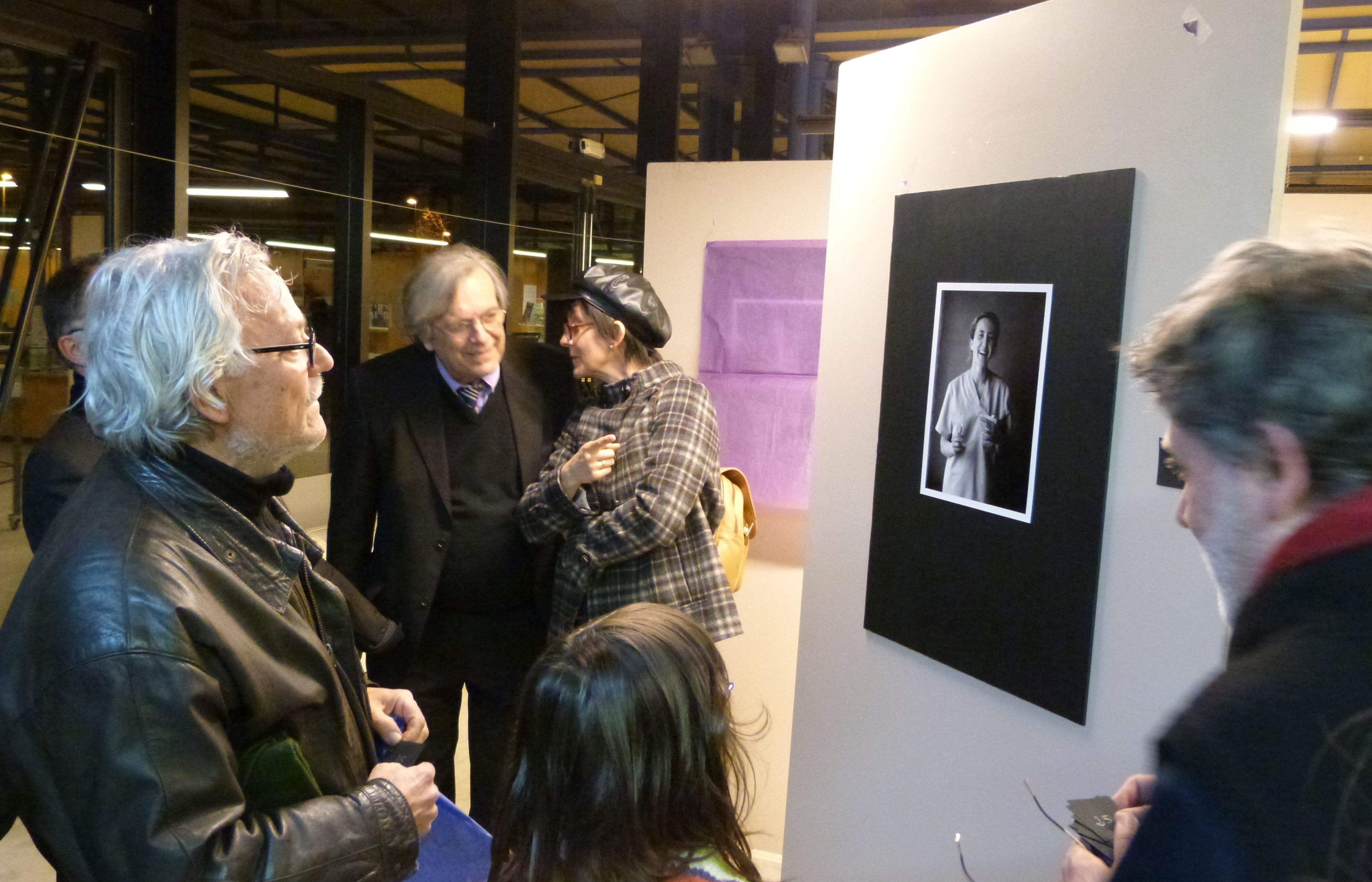 Els visitants han anat descobrint els retrats per inaugurar la mostra. FOTO: B. Bella