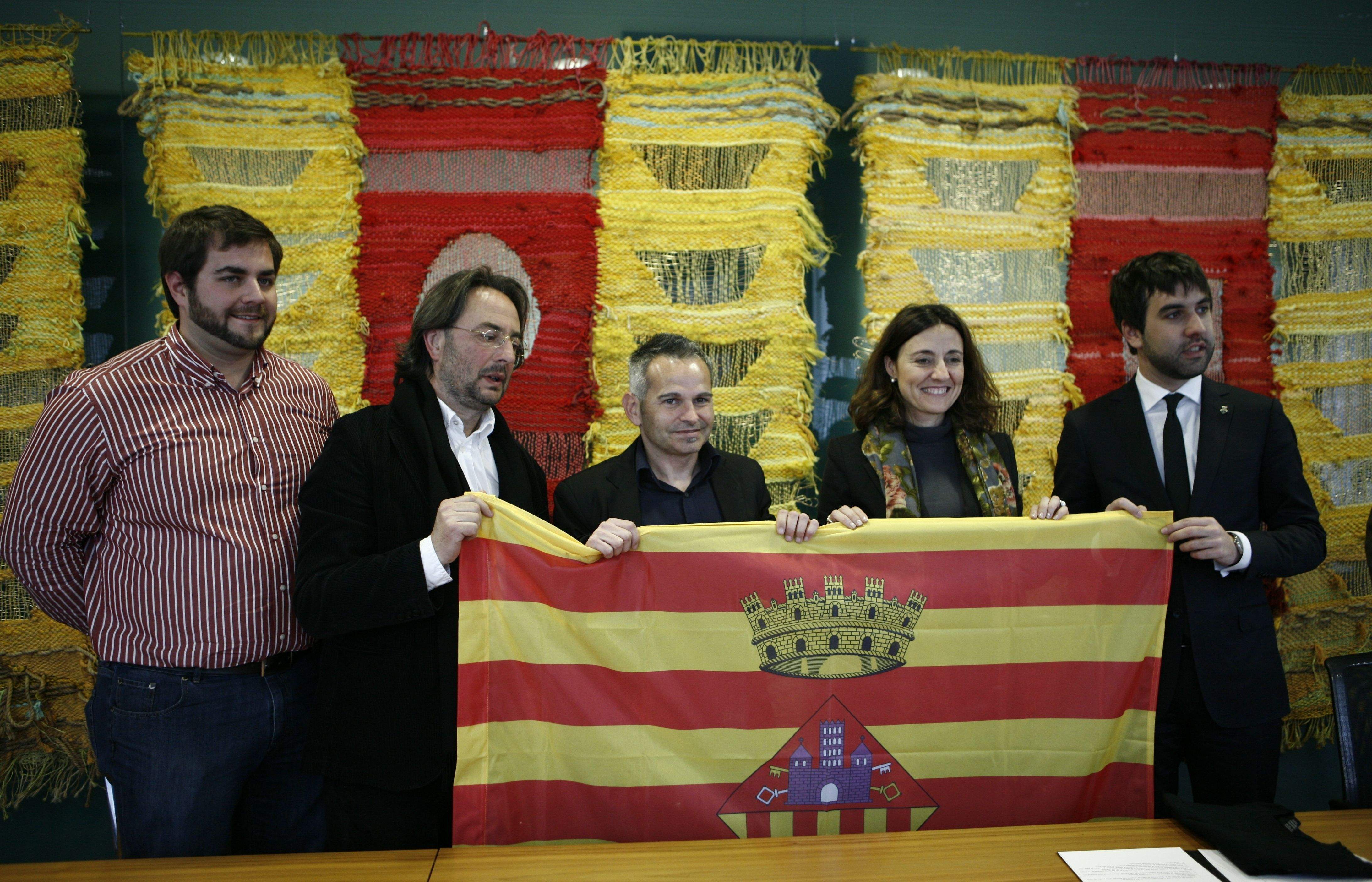 Rovira, Grangé, Gómez, Conesa i Tizón, amb la bandera de Sant Cugat. FOTO: E.Naval