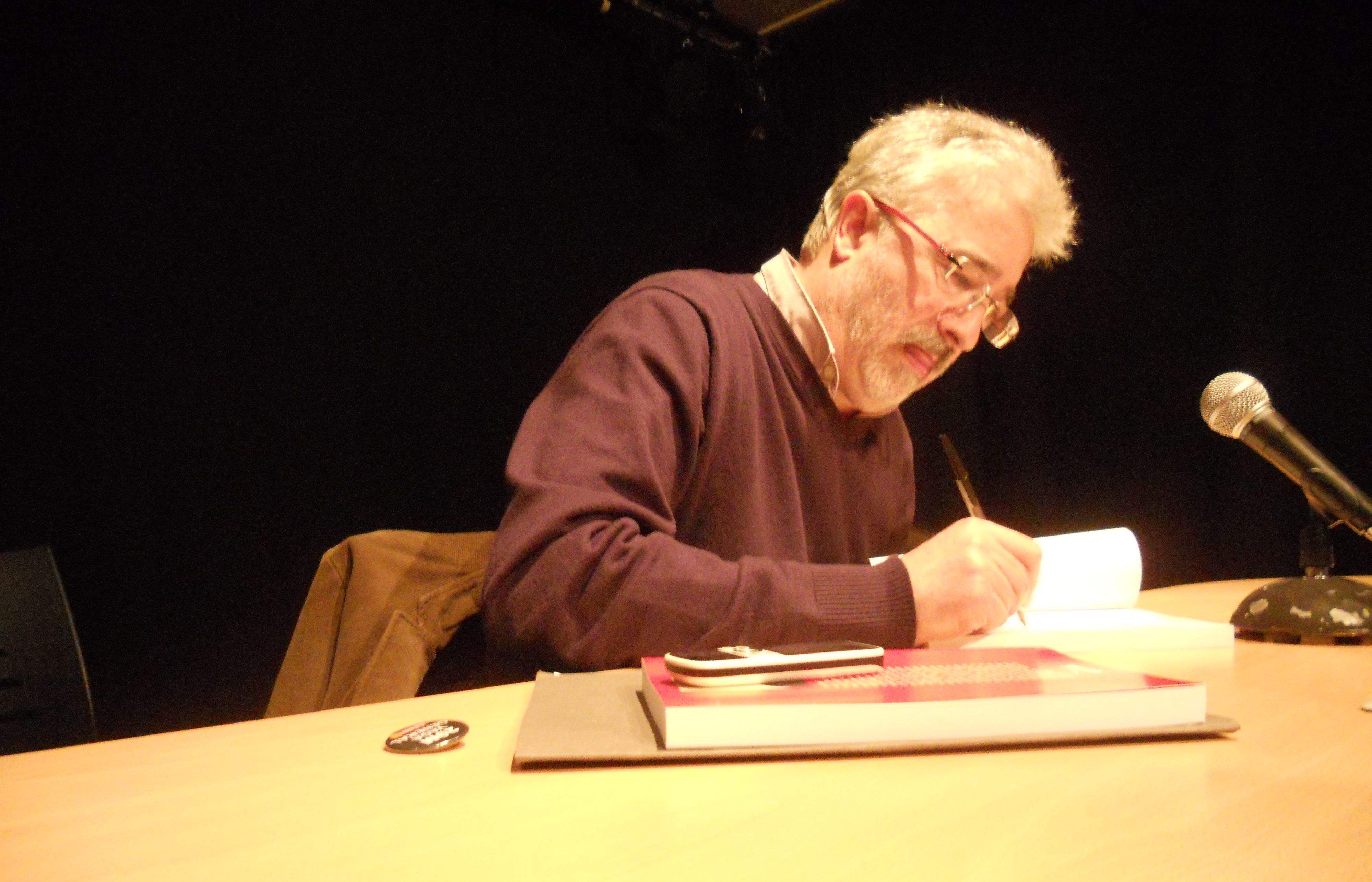 Jordi Casas signant un dels seus llibres FOTO: JR Armadàs