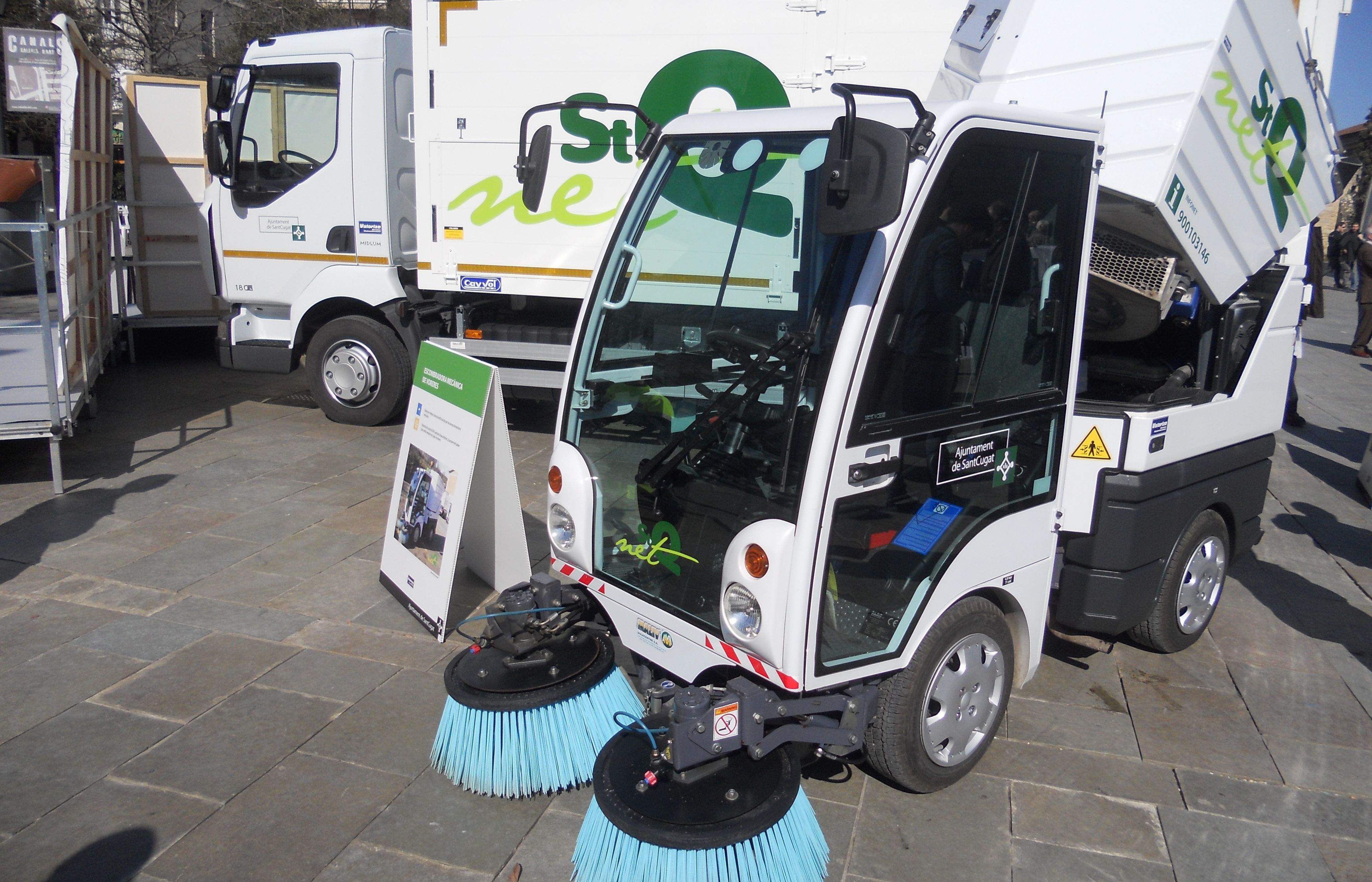 Dos dels nous vehicles a la plaça d'Octavià FOTO: JR Armadàs