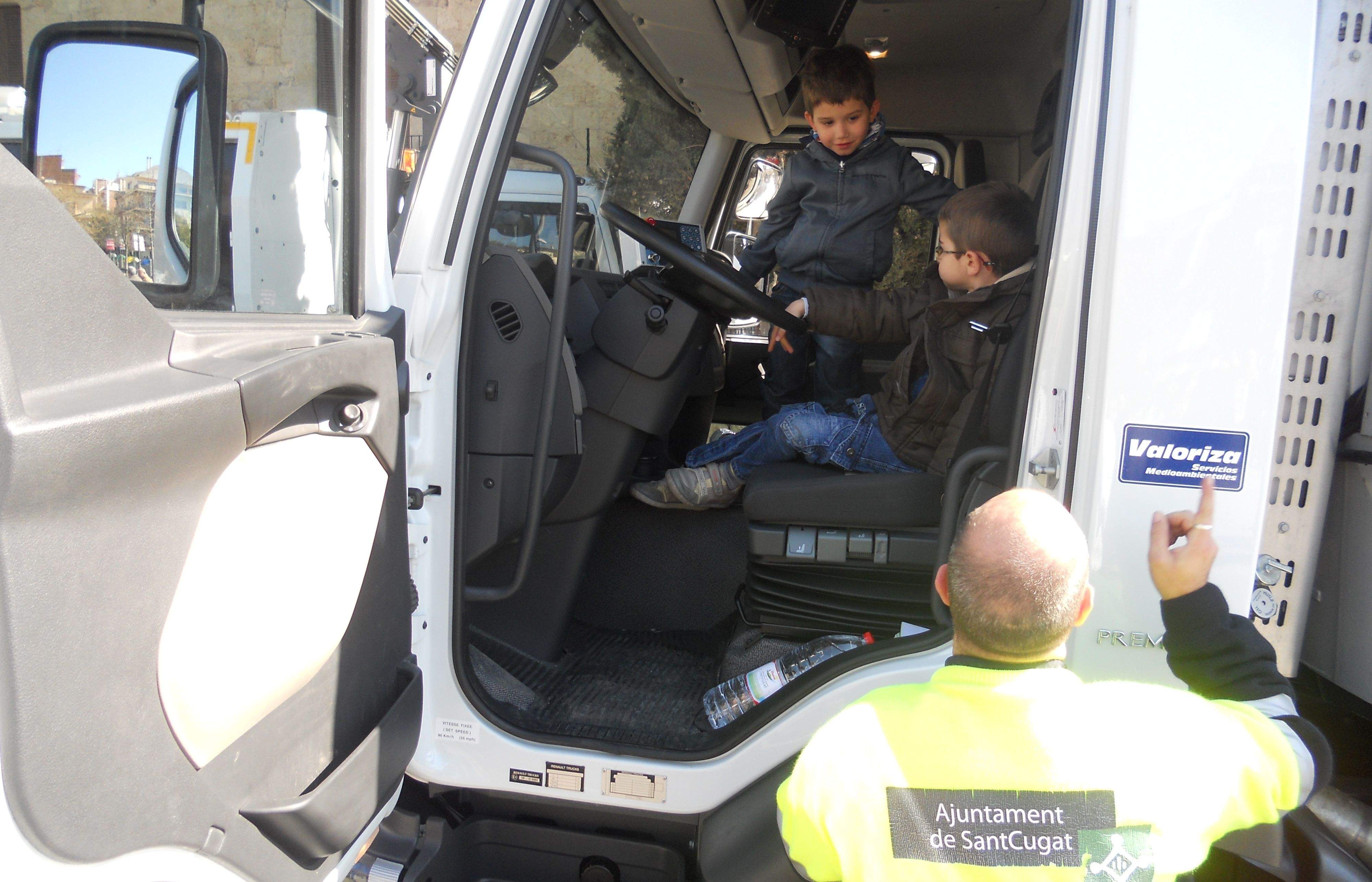 Dos nens descobreixen un dels nous camions FOTO: JR Armadàs