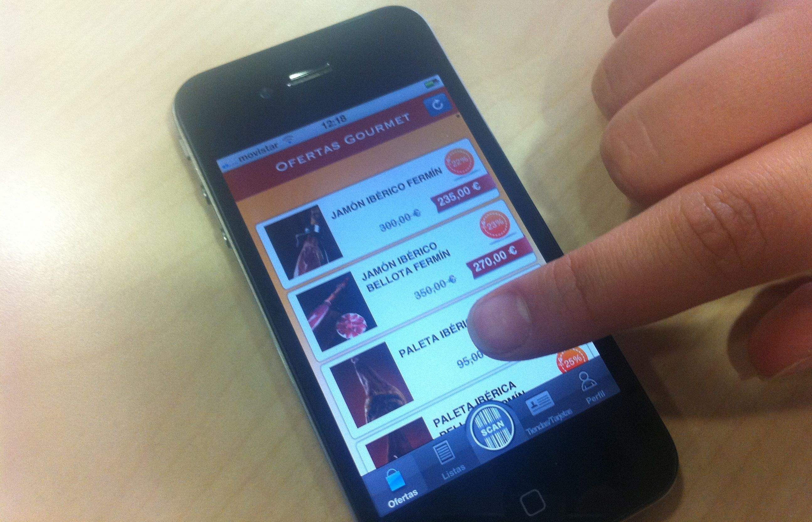 Un iPhone 4 amb la nova aplicació FOTO: JR Armadàs