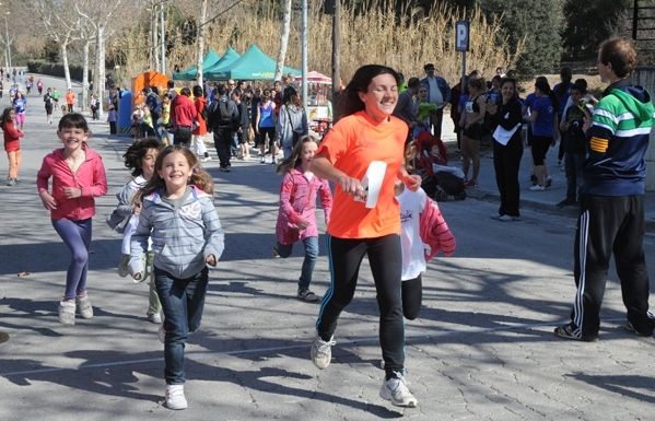 Fins i tot els més petits acompanyen els seus pares en el creuament de la línea de meta