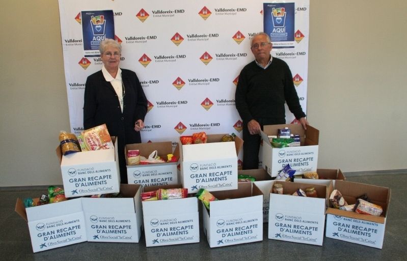 El vocal de serveis socials, Jordi Ortolà, ha entregat els aliments a Sor Ángela. FOTO: Cedida