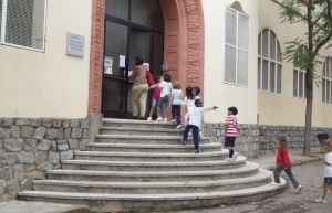 Alumnes entrant a l'escola Joan Maragall. FOTO: A. Ribera