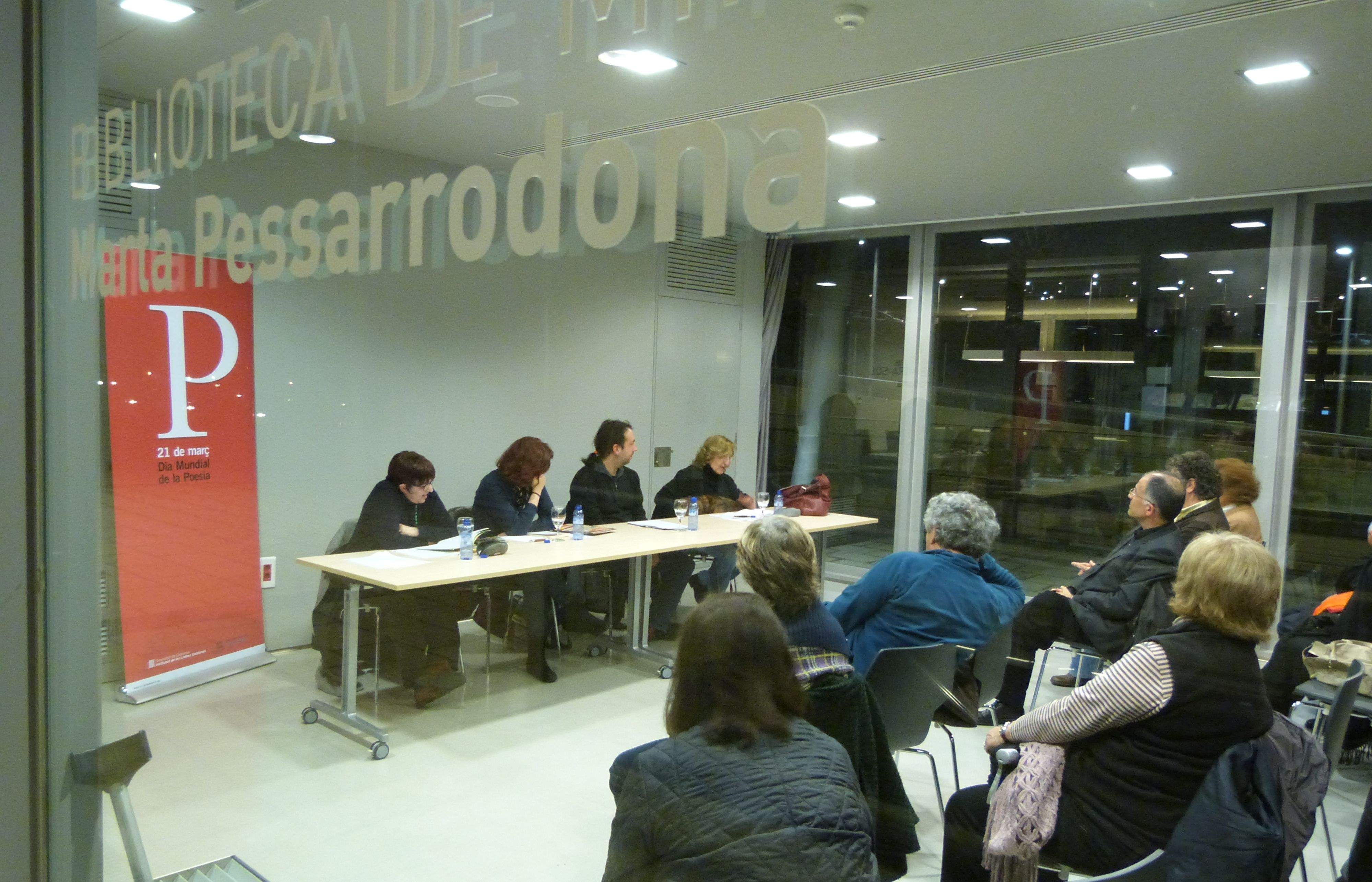 La trobada s'ha celebrat a la Biblioteca de Mira-sol Marta Pessarrodona. FOTO: B. Bella