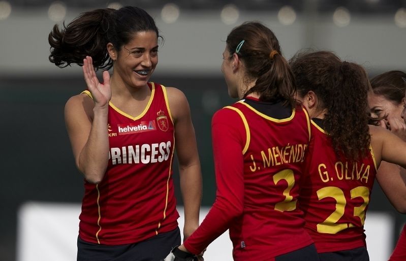 Júlia Menéndez, d'esquena, en el primer partit del campionat. FOTO: Cedida / Aitor Alcalde