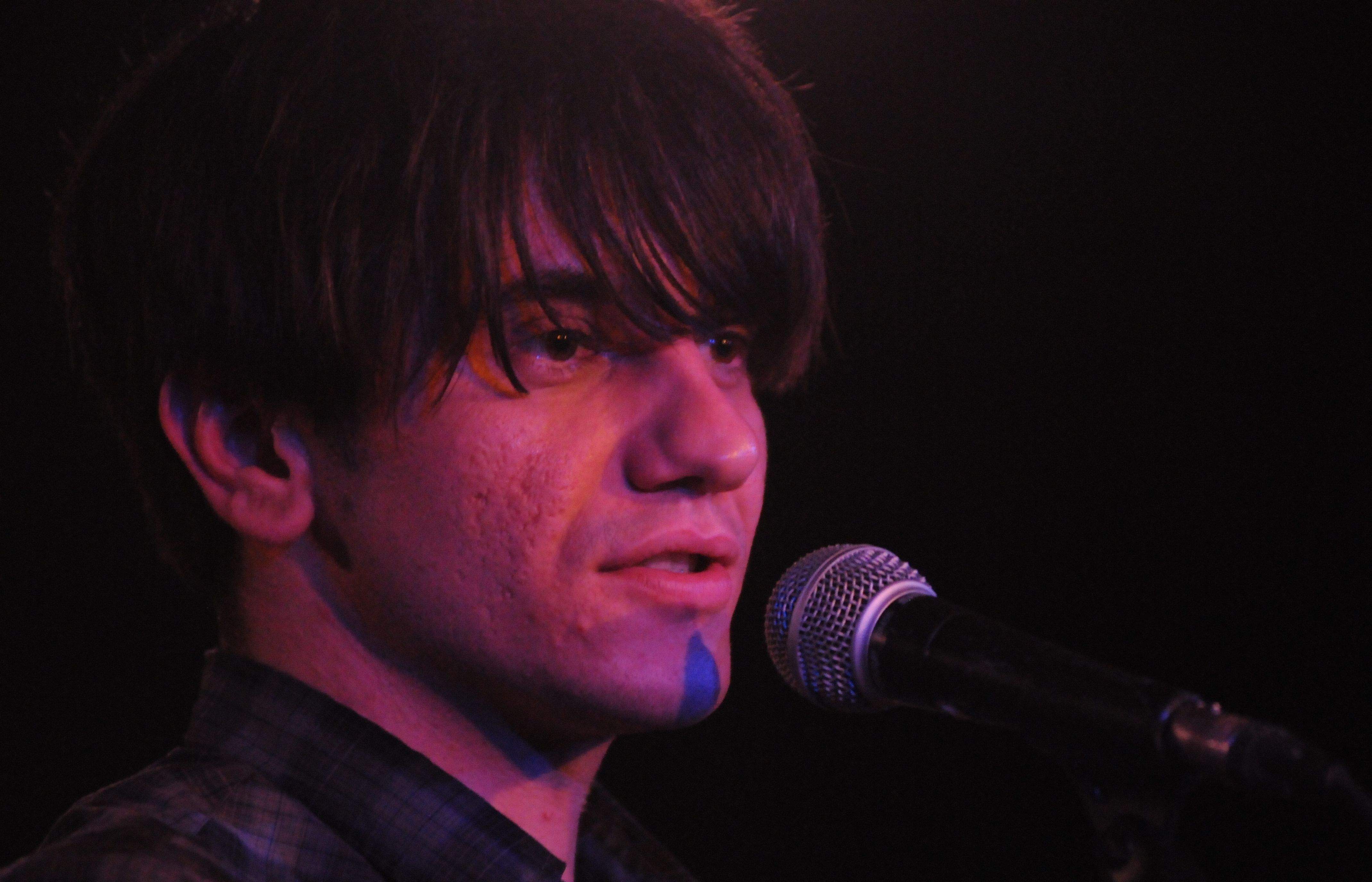 El cantautor ha oferit un concert dinàmic i divertit on el públic ha rigut amb cada comentari. FOTO: Jordi