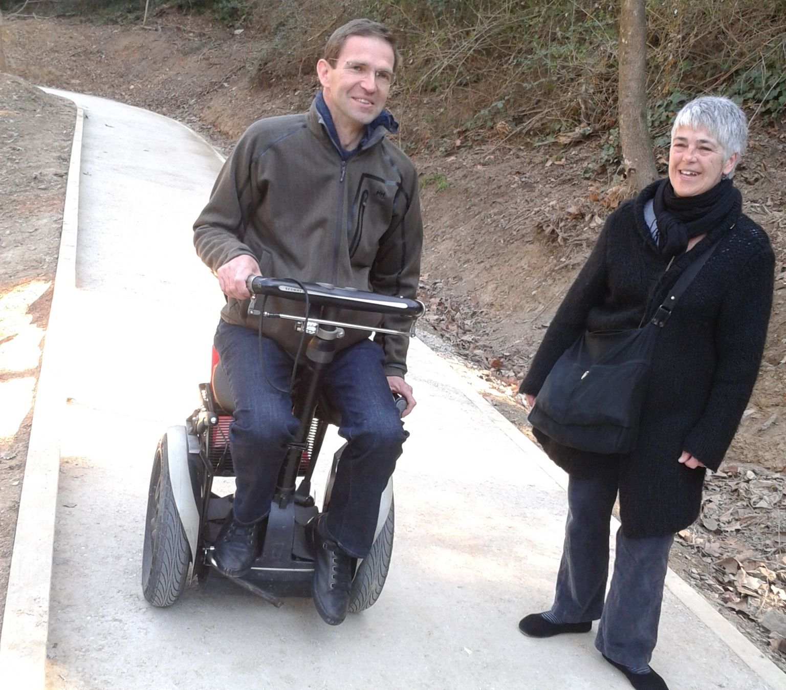 Una persona amb mobilitat reduïda transitant pel tram. FOTO: Cedida