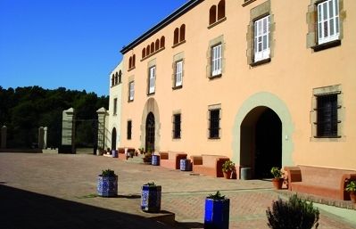 Farem una visita guiada per lemblemàtica masia magníficament restaurada i pel seu entorn