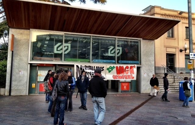 Grup de piquets informatius a l'estació dels FGC a les 8 hores del dijous 29 de març. FOTO: L. Grau
