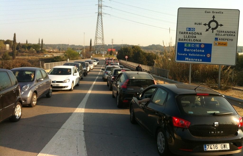 Retencions a les 9 hores al polígon de Can Sant Joan per accedir a Sant Cugat. FOTO: A. Ribera