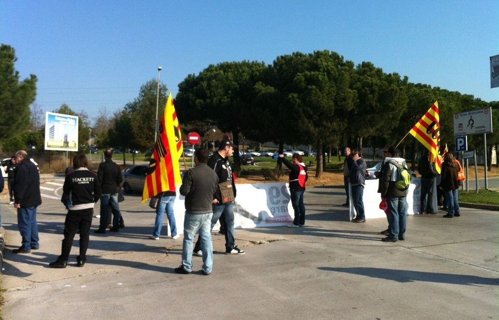 Piquets impedint l'entrada als treballadors del Sant Cugat Centre Comercial. FOTO: JR. Armadàs