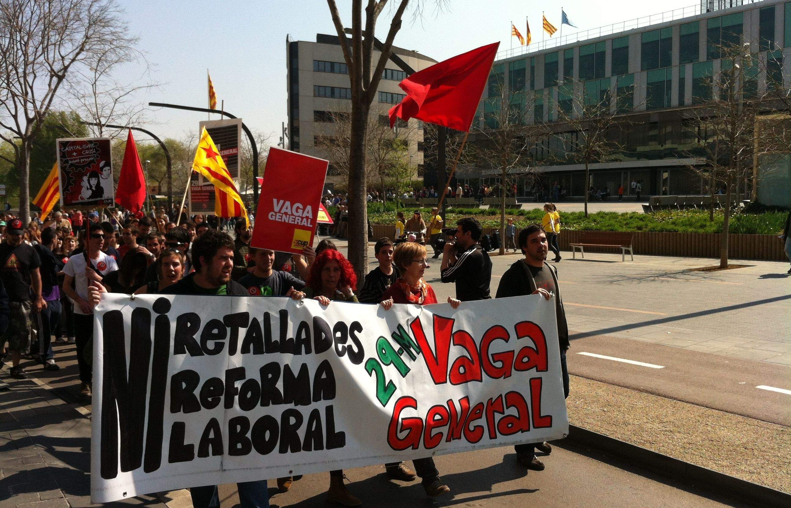 La capçalera de la manifestació quan ha sortit de l'Ajuntament FOTO: JR Armadàs