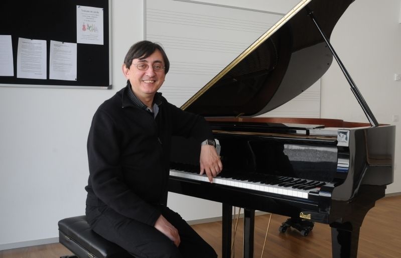 Joan Josep Gutiérrez és pianista i compositor. Va fer els estudis musicals al Conservatori Superior Municipal de Música de Barcelona. Des de lany 1996, és director de lEscola Municipal de Música Victòria dels Àngels. FOTO: A. Ribera 
