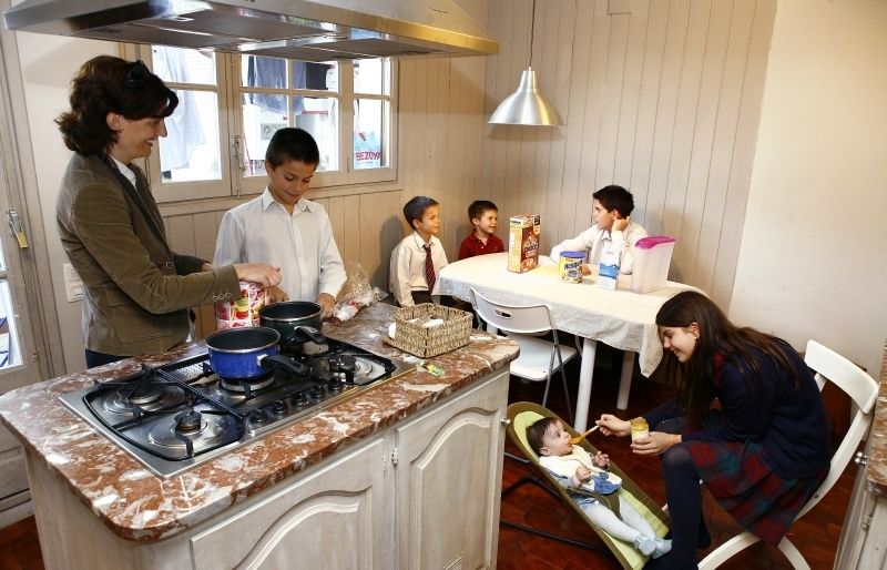 La Mia Almeda  amb els seus sis fills  la Maria, el Jordi, lEdu, el Quim, el Lluís i lAlbert a lhora de berenar. FOTO: A. Ribera