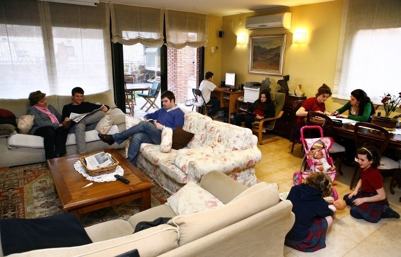La familia del Ramon i la Cristina reunida a la sala d'estar de casa seva. FOTO: A, Ribera