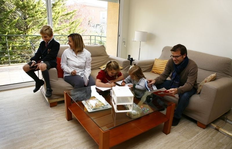 El Daniel i la Virginia amb els seus tres fills. FOTO: A.Ribera