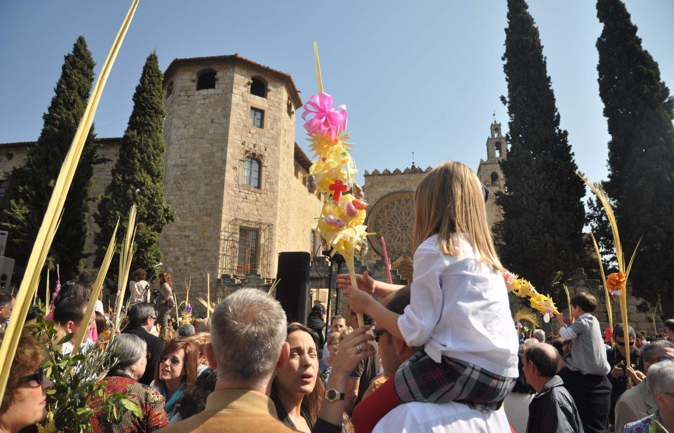 Els fidels surten al carrer a rebre la benedicció de les palmes i palmons. FOTO: Pere Fernández
