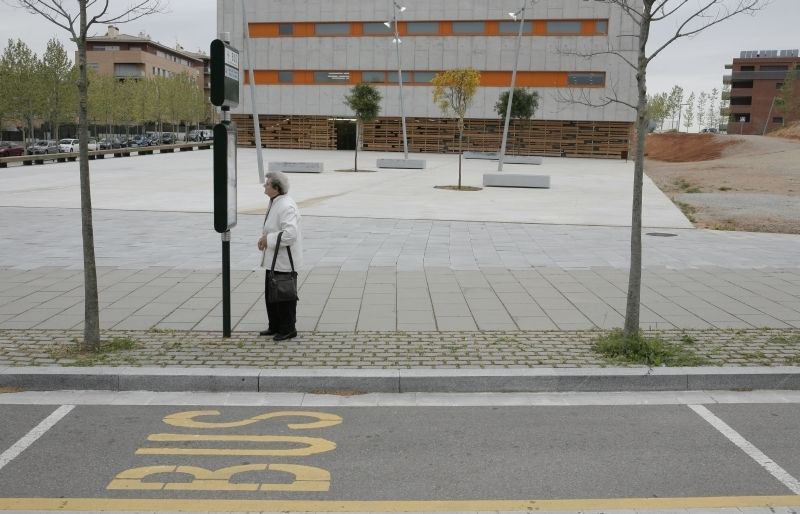 Una dona gran espera l'autobús de la línia 2 davant el CAP. FOTO: A. Ribera