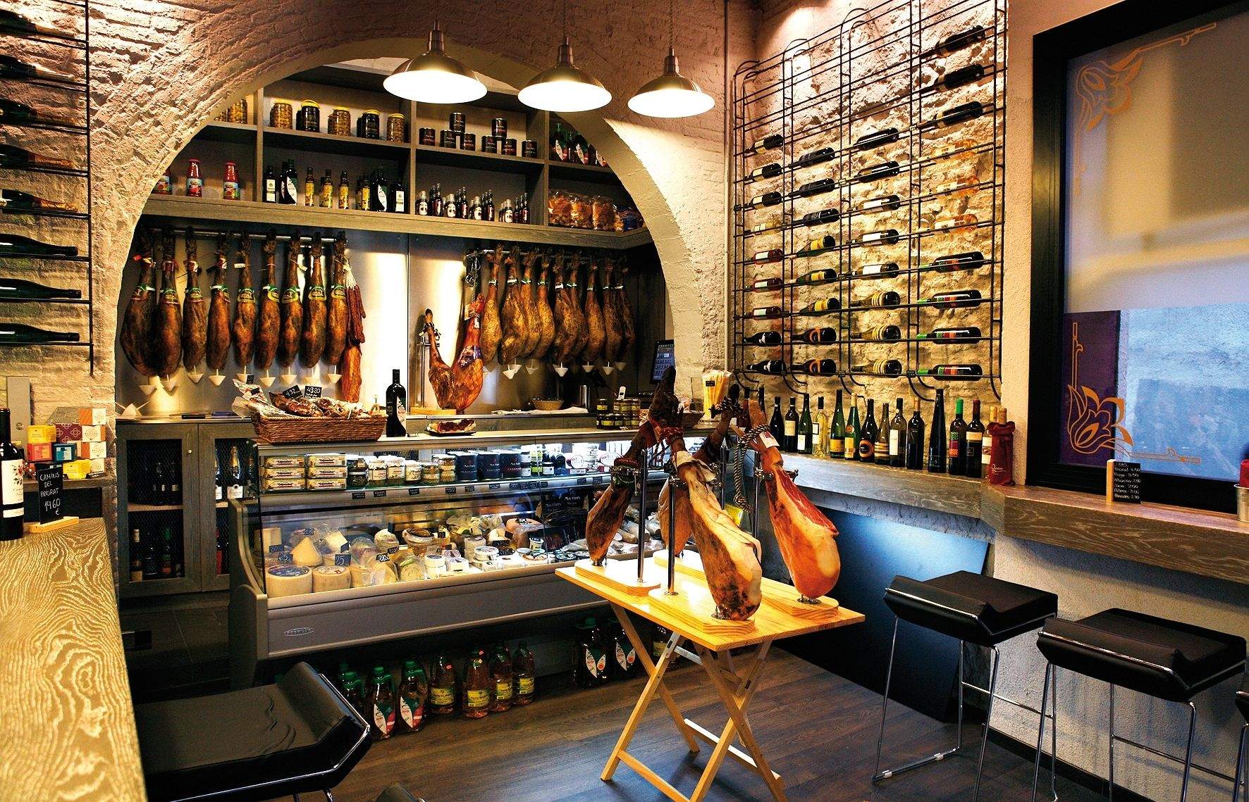 De lantiga carnisseria de la comarca terolesa del Matarranya prové lestil cordial i proper que impregnen els seus actuals propietaris i que donen a aquest establiment un aire molt acollidor i entranyable