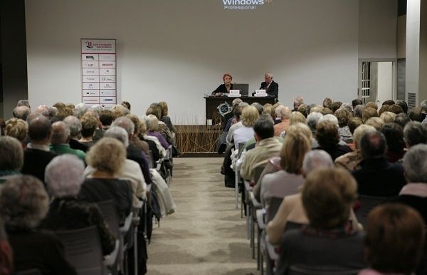 La periodista i ex-reportera ha exposat la necessitat d'una educació i ciutadania crítica davant una societat i mitjans cada cop més impregnats per objectius econòmics. FOTO: A. Ribera