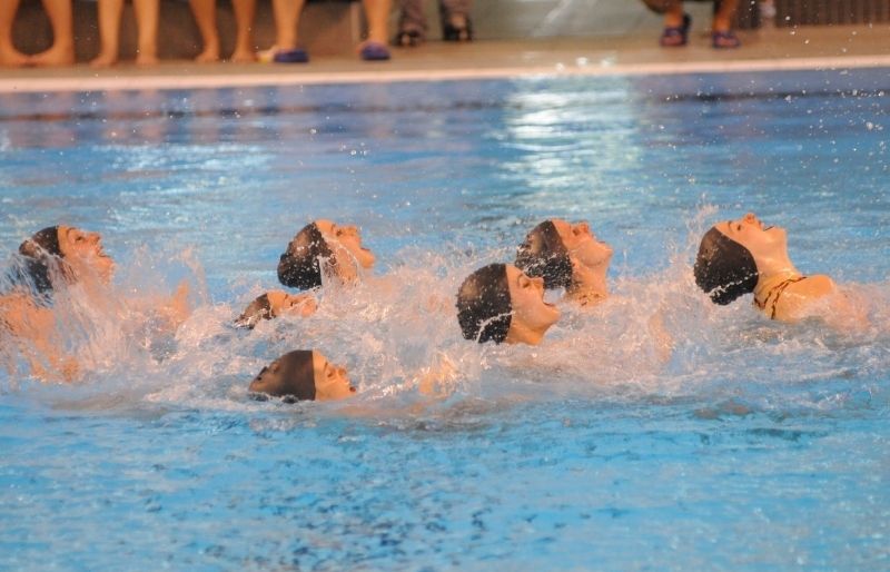 L'equip de natació sincronitzada durant l'exhibició al CAR de Sant Cugat. FOTO: David Fernández