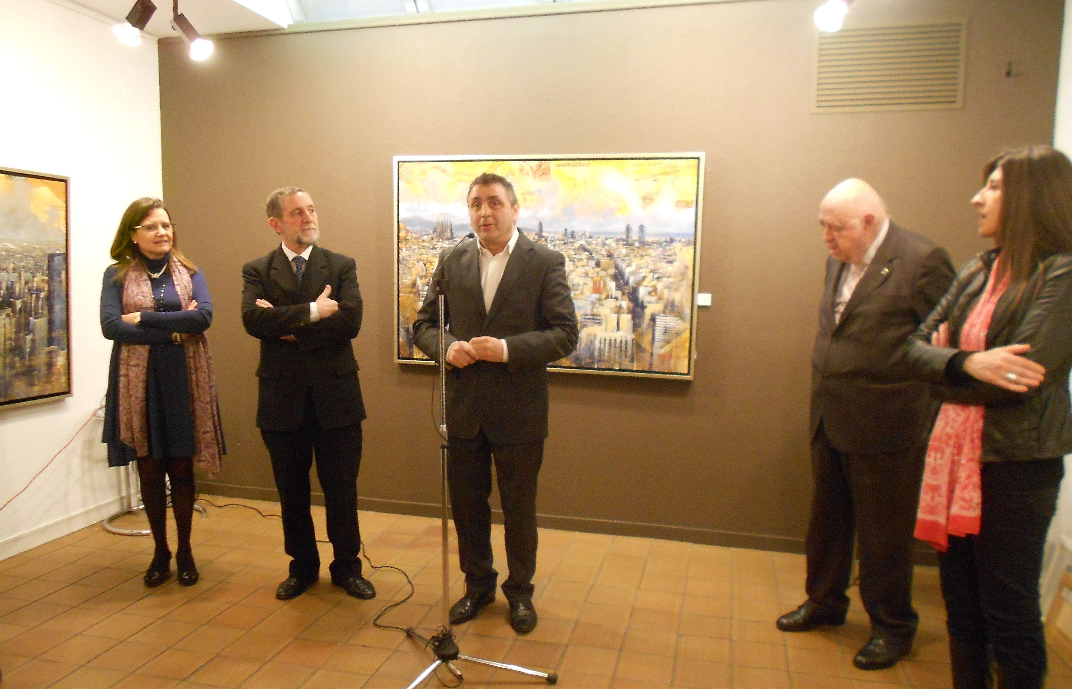 L'autor de "Anatomia urbana", els propietaris i membres de la Galeria Rusiñol juntament amb el crític Josep Maria Cadena. FOTO: A.Guerrero 