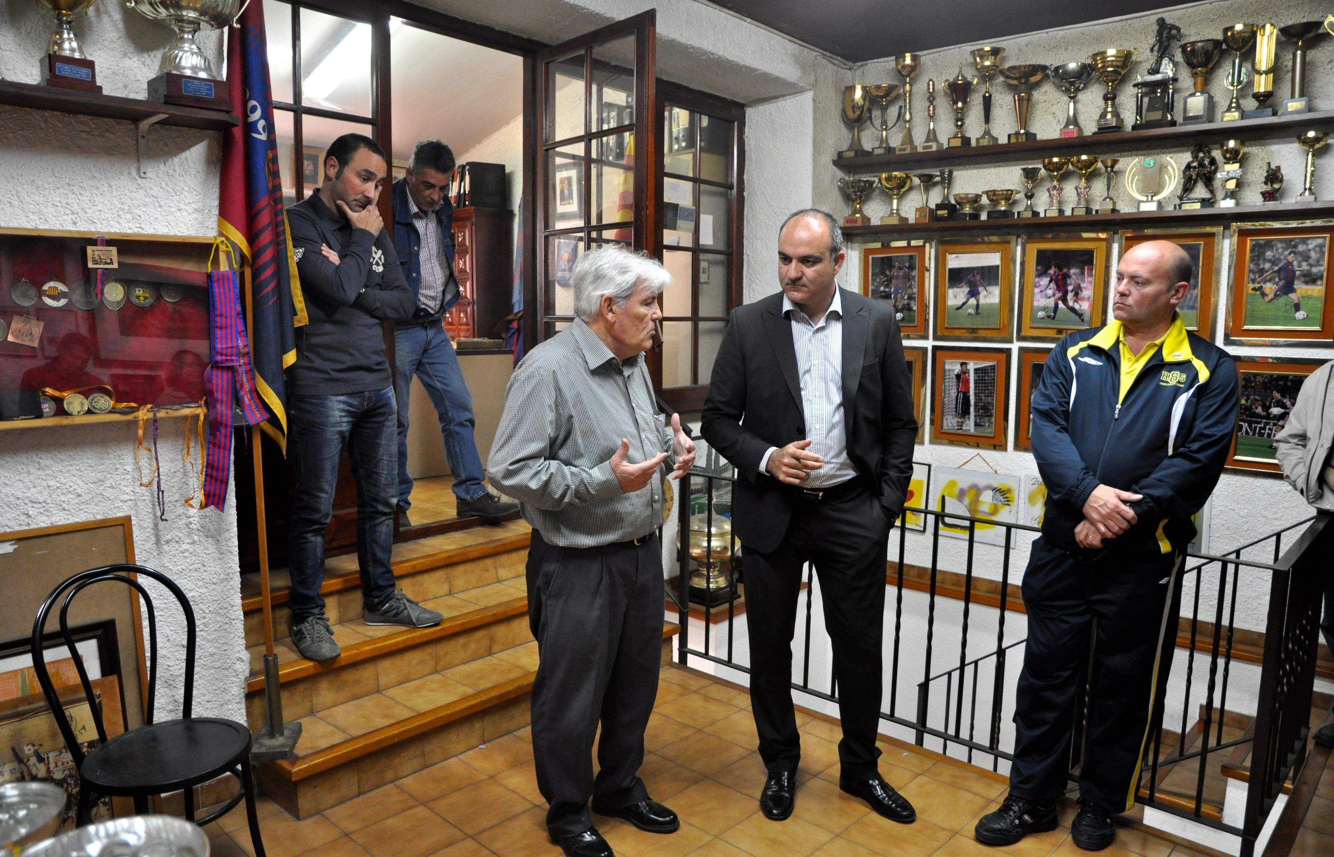 Félez mostra a subies la seu social de la Penya. FOTO: Pere Fernández