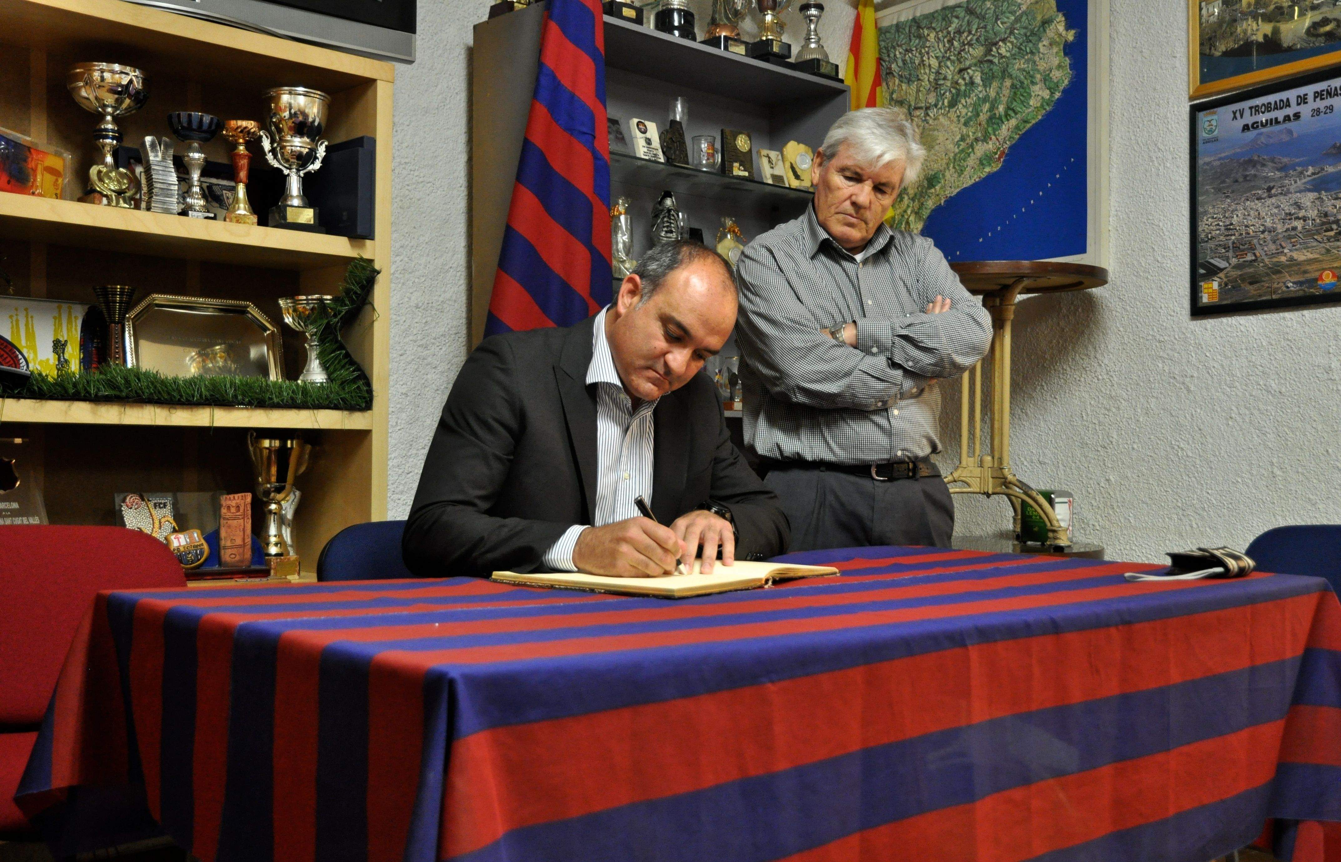 Subies signa el llibra d'honor. FOTO: Pere Fernández