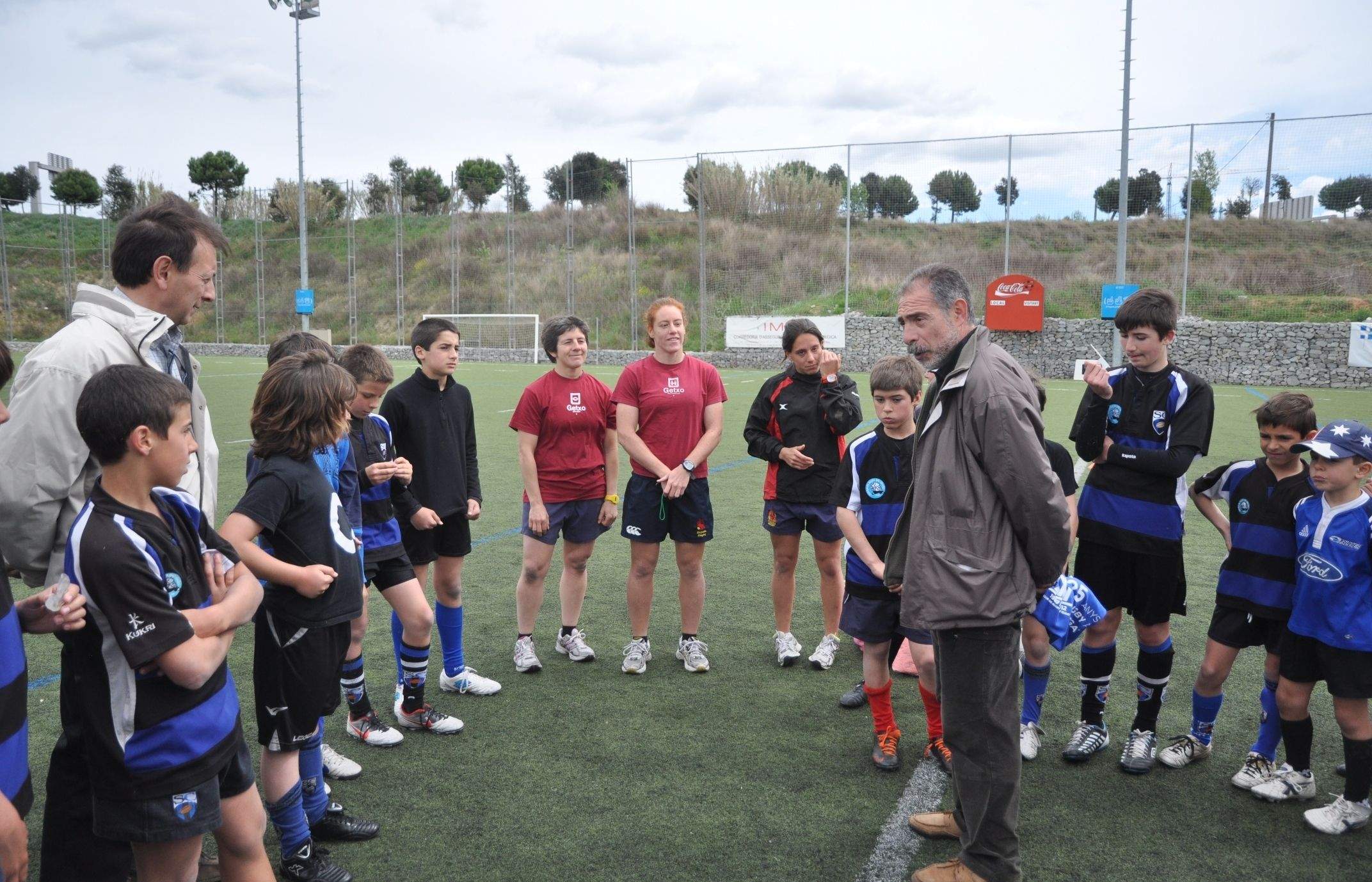 Les tres internacionals, juntament als nens que han participat al clínic. FOTO: P. Fernández