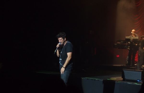 Des de la primera cançó es va posar el públic a la butxaca. FOTO: C.Caballé