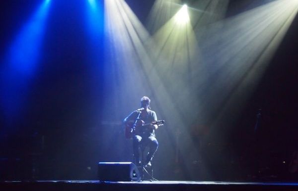 Amb la seva guitarra, va fer emmudir el Teatre-Auditori. FOTO: C.Caballé