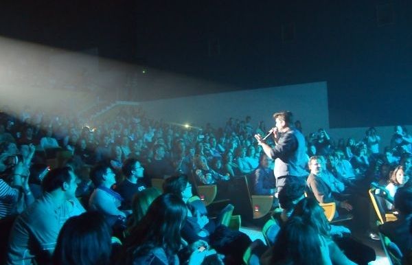 Tampoc va faltar que li cantés al públic a cau d'orella. FOTO: C.Caballé