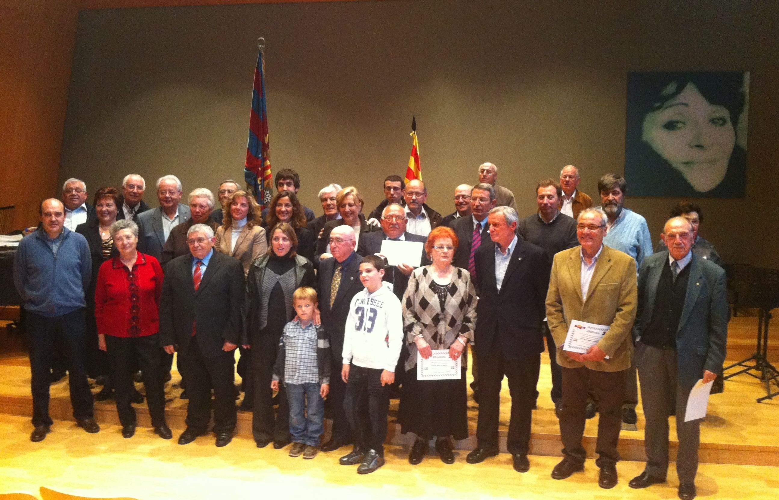 La imatge recull tots els socis de la Penya Blaugrana Sant Cugat que han estat distingits. FOTO: Àlex López Puig