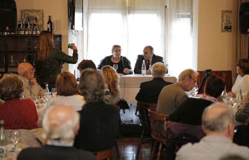Una setentena de persones van omplir de gom a gom El Mesón per escoltar la xerrada de Juliana. FOTO: Artur Ribera