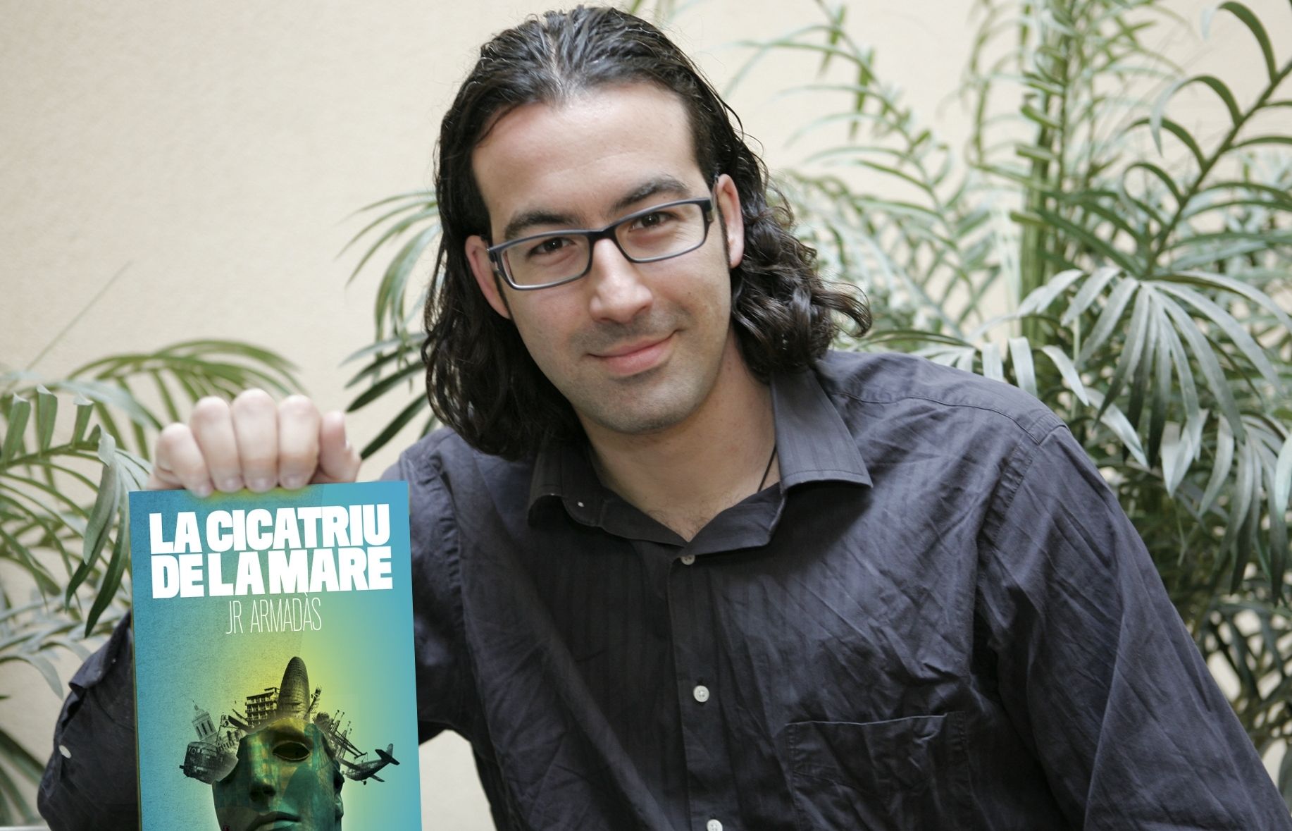 Joan Ramon Armadàs, i la seva primera novel·la. FOTO: Artur Ribera