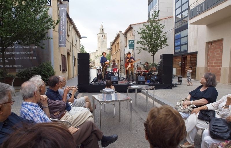 El concert es farà davant la galeria, amb el Monestir de fons. FOTO: Artur Ribera