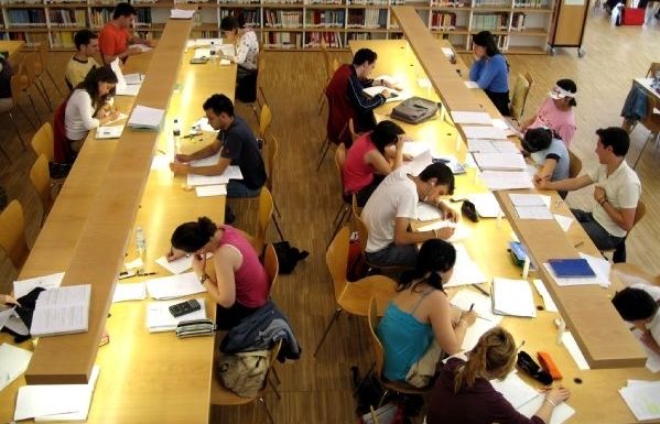 Durant el curs 2010-2011 van obtenir una beca de caràcter general o de mobilitat del Ministeri dEducació un total de 262.264 . FOTO: CEDIDA