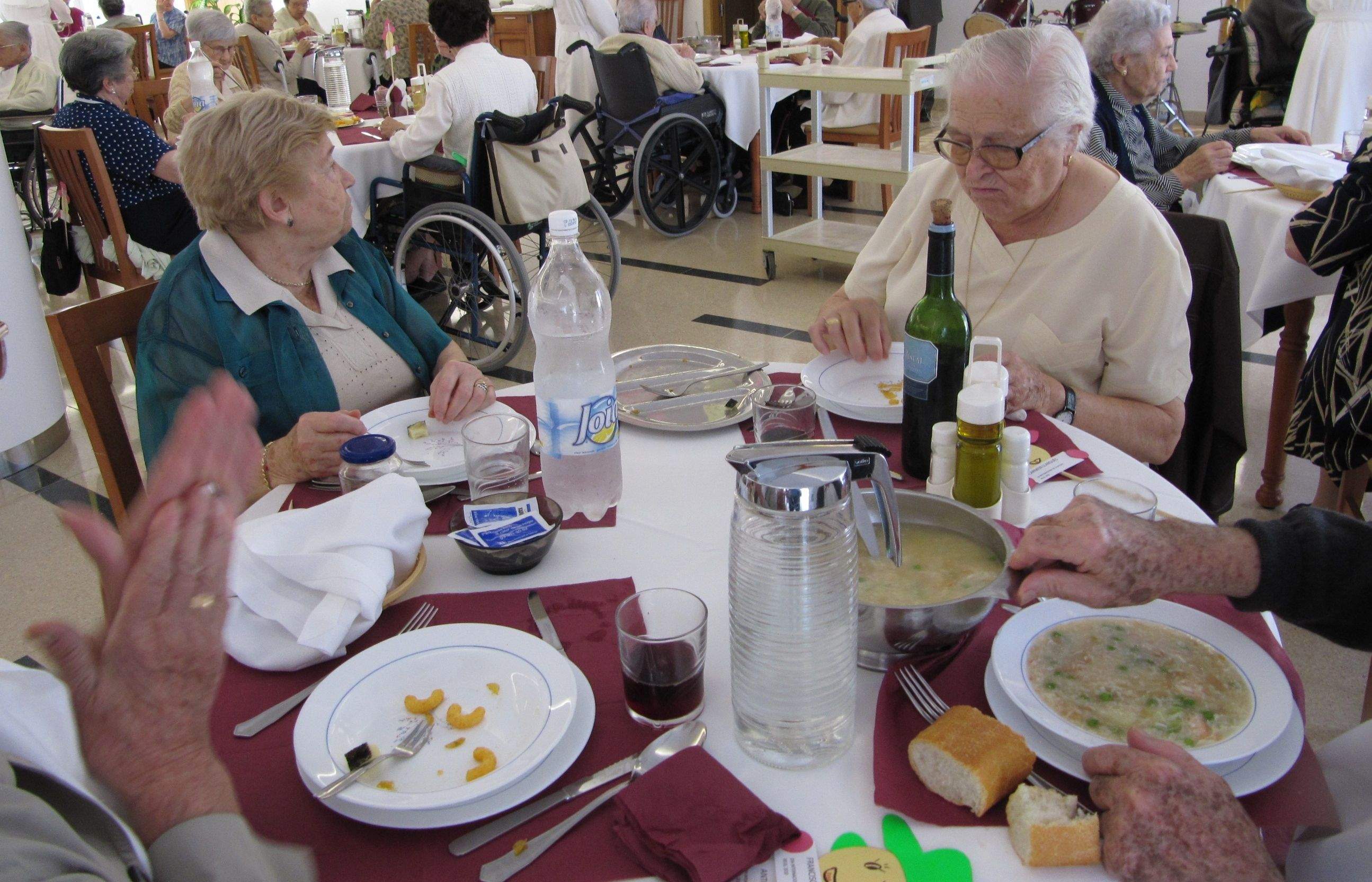 Hi ha certs coneixements indispensables per cuidar bé a una persona gran. FOTO: Cedida