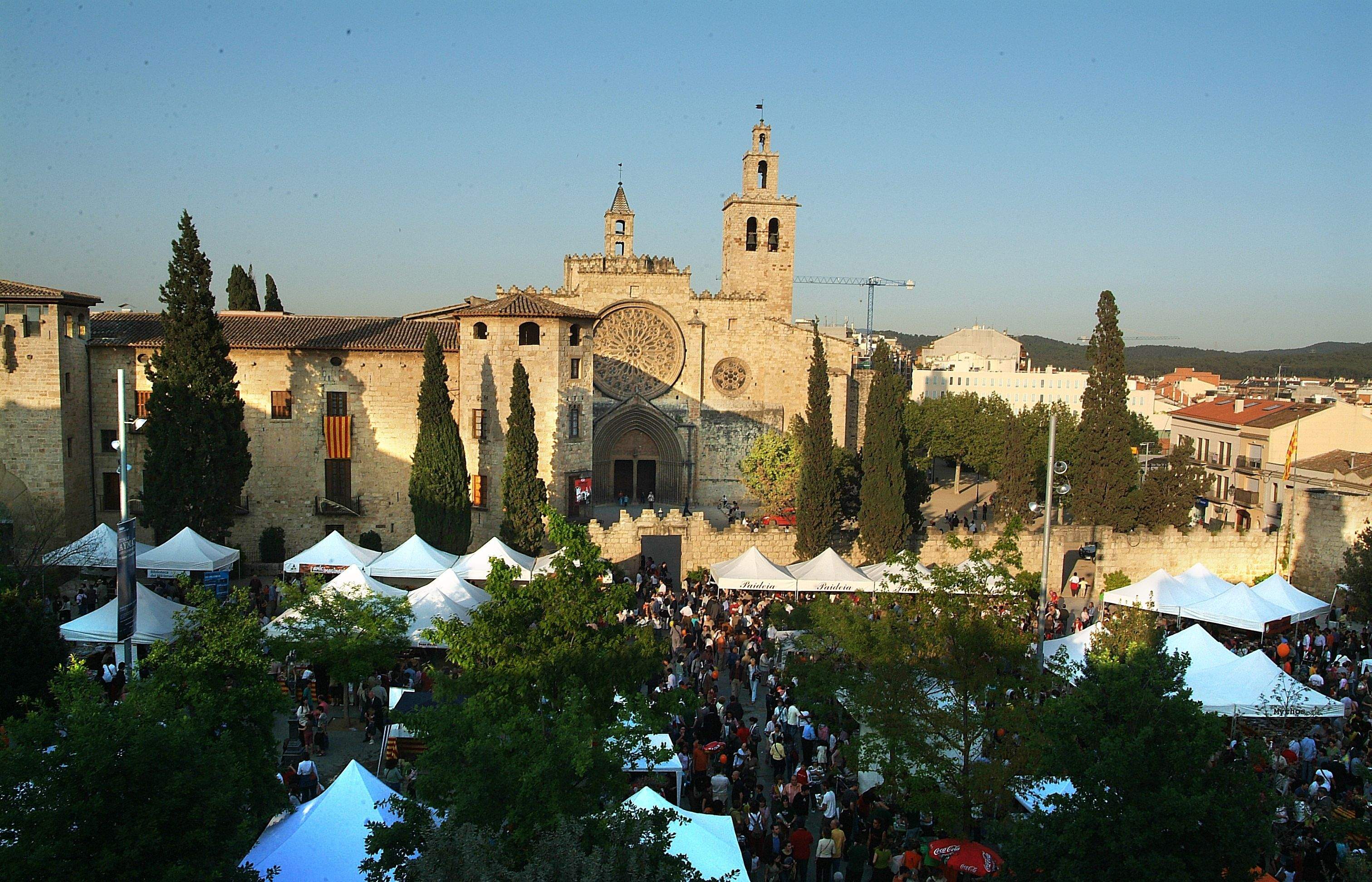 La plaça d'Octavià és un dels punts on més gent es combrega a Sant Cugat per Sant Jordi. FOTO: Lluís Llebot