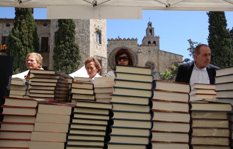 Els llibres, protagonistes al dia de Sant Jordi a Sant Cugat. FOTO: Lluís Llebot