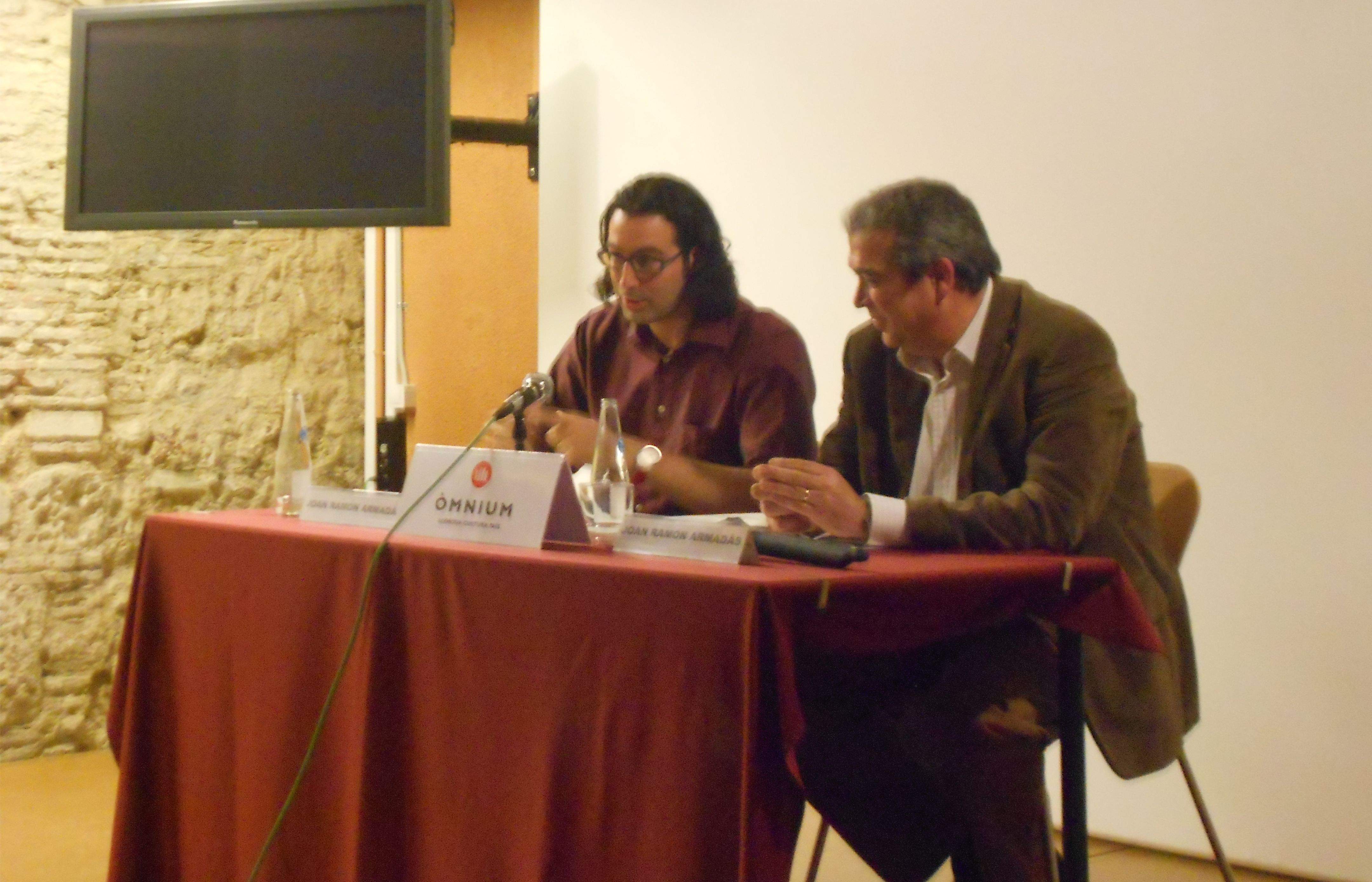 Joan Ramon Armadàs, pare i fill, durant la presentació de "La cicatriu de la mare". FOTO: A.Guerrero