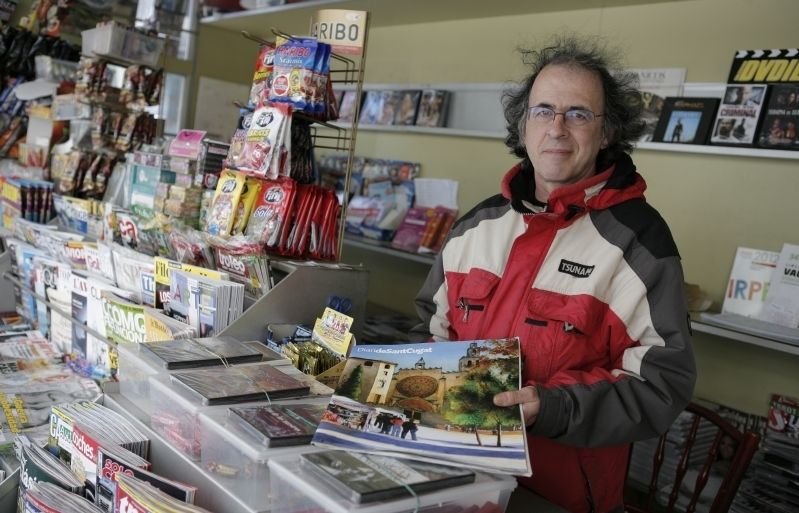 Javier Llorente porta més de trenta anys dirigint el quiosc de la Rambla del Celler. FOTO: Artur Ribera
