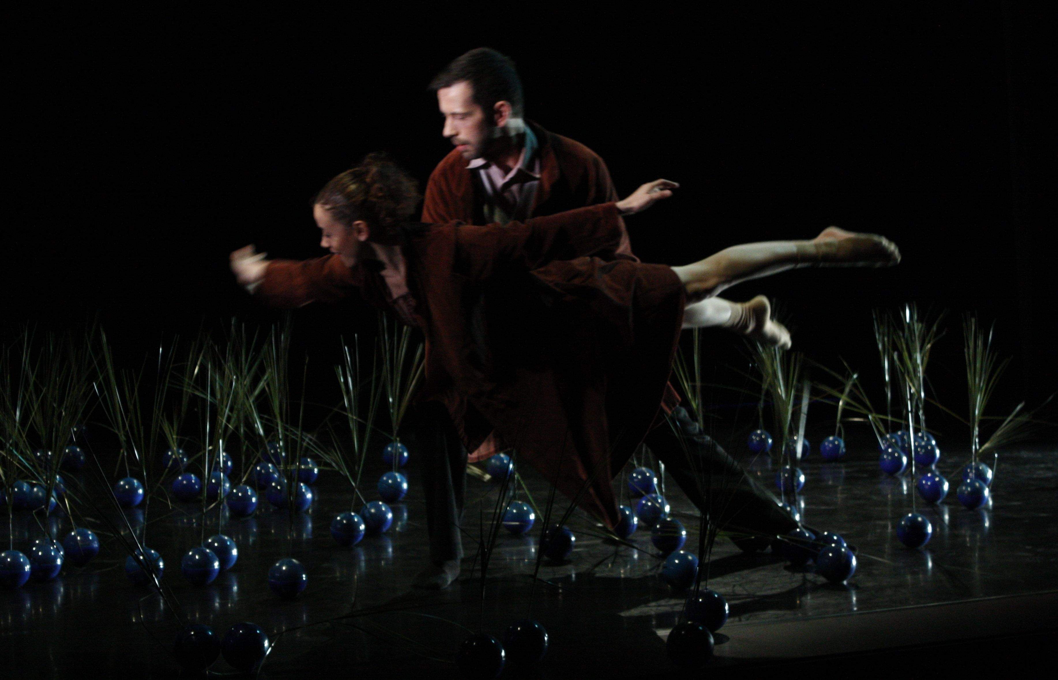 Dos ballarins davant unes 60 persones a Mira-sol FOTO: JR Armadàs