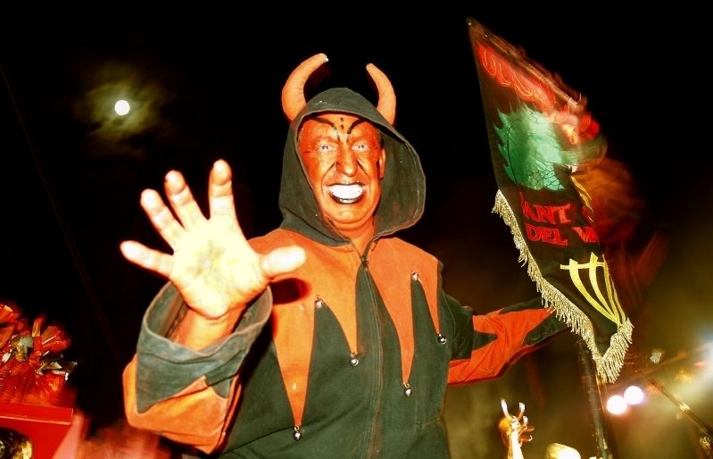 Un diables durant la celebració dels 20 anys dels Diables de Sant Cugat. FOTO: Lluís Llebot
