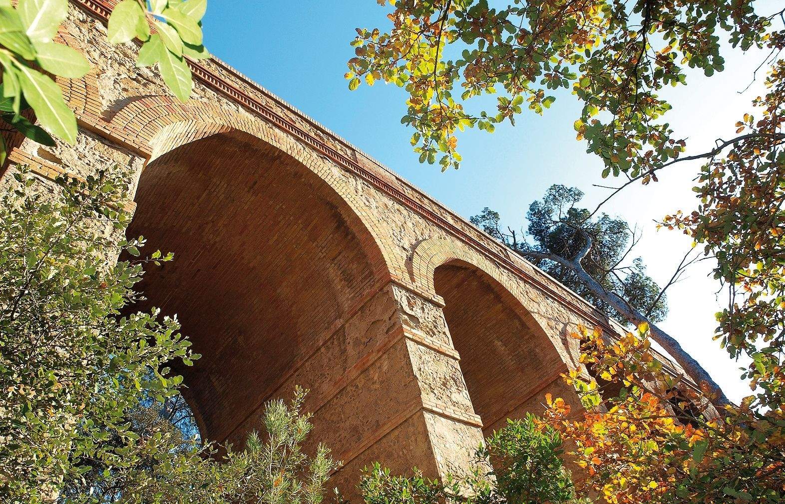 Creuarem el viaducte de Can Ribes i baixarem pel coll de Can Gener.